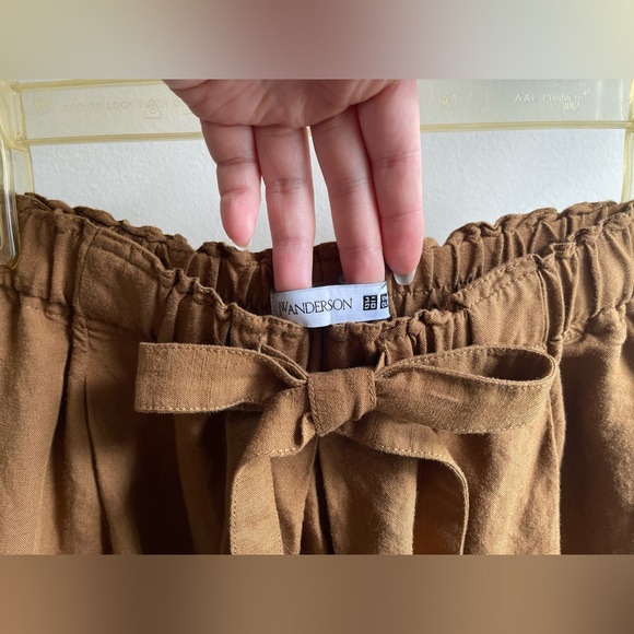 JW ANDERSON x UNIQLO Linen-blend Tuck Shorts - Picture 2 of 6